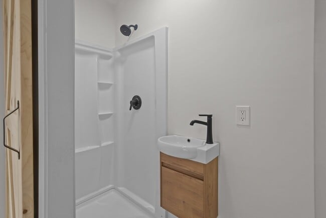 Building Photo - 6 Coffin Ave Ct