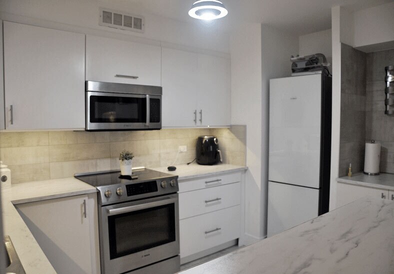 Kitchen - 6007 N Sheridan Rd