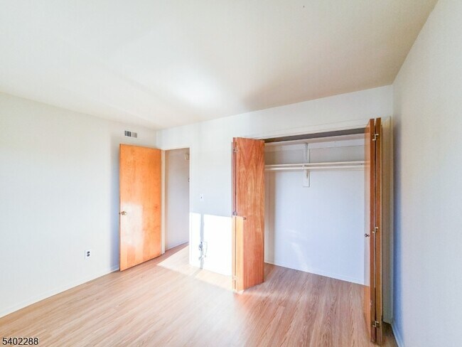 Building Photo - 1302 Bradley Ct