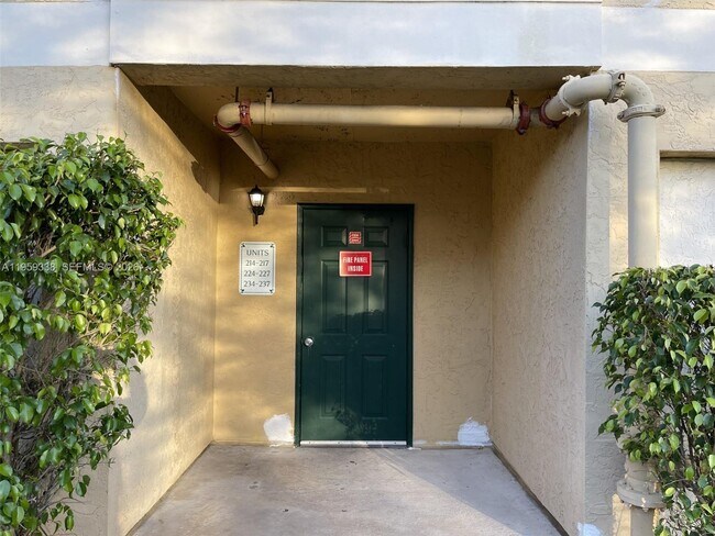 Building Photo - 977 Riverside Dr