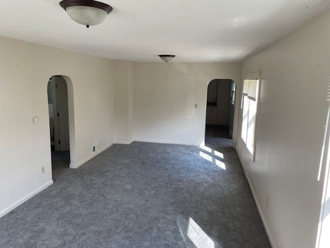 Building Photo - Spacious 4 bedroom house