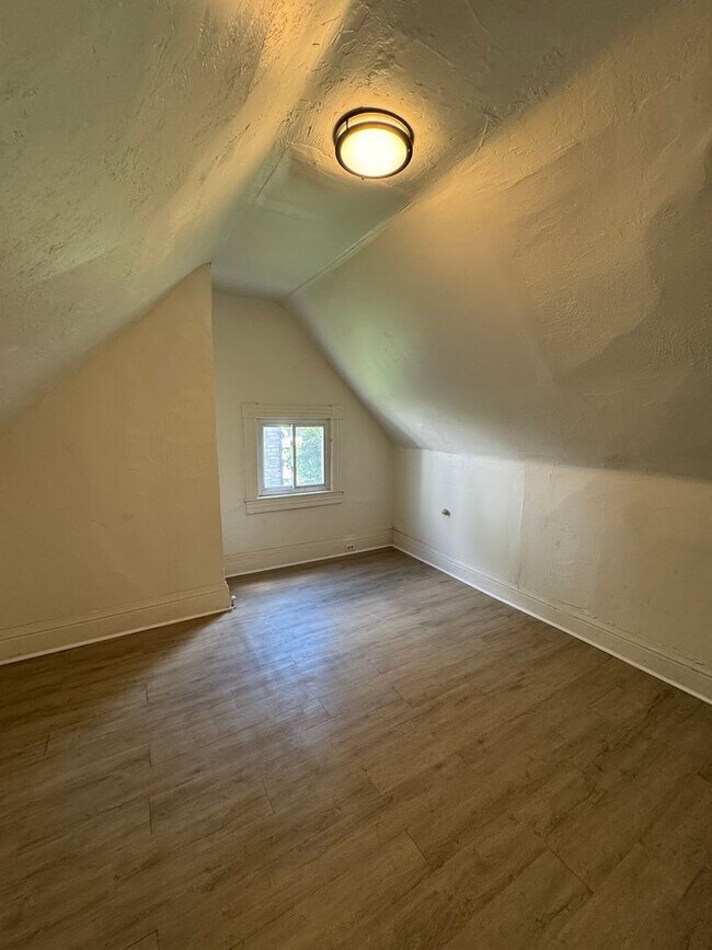 Building Photo - 540 W 7th Ave