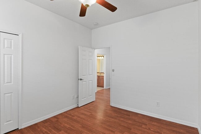 Building Photo - 3 bedroom, 3 bath with flex space  in Wint...