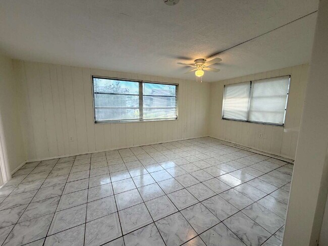 Building Photo - "2-Bed, 2-Bath in Port Richey – 1,310 Sq Ft!"