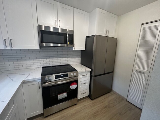 Building Photo - Available Now!  1 bedroom/ 1 bathroom/ 1 a...