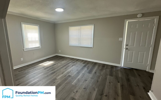 Building Photo - 1711 S Sutton Dr