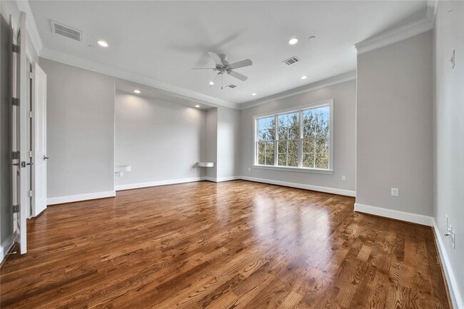 Building Photo - 3002 Mid Ln