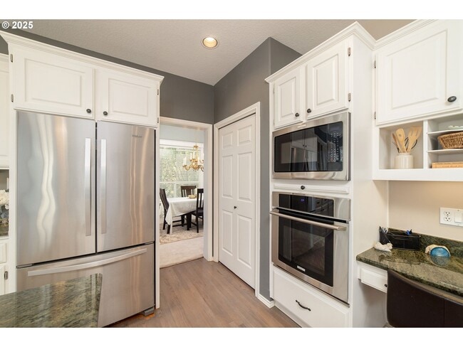Building Photo - 5630 SW Kruse Ridge Dr