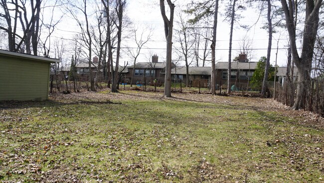 Building Photo - 2364 Pinecrest Ave