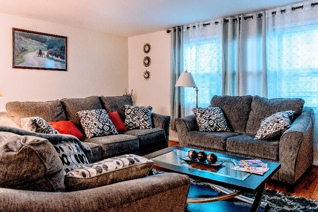 Building Photo - 2 Wimbledon Ln