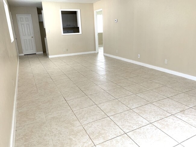 Building Photo - Newly refreshed spacious 2bedrooms,2 baths duplex in Eagle Lake, TX.
