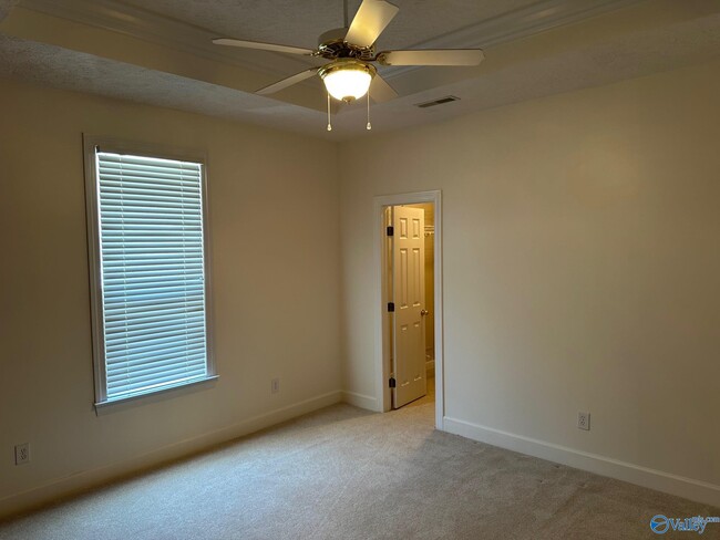 Building Photo - 100 Gray Run Dr