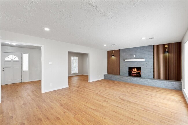 Building Photo - 3811 Woodbriar Dr