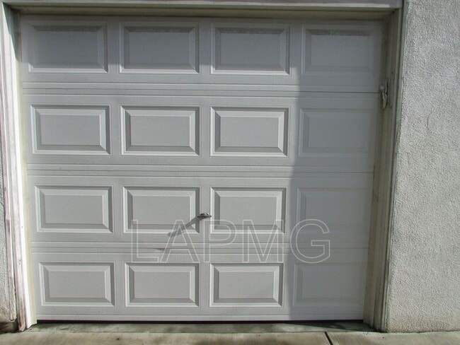 Building Photo - 614-614 N Poinsettia Pl