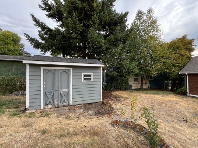 Building Photo - Charming and updated 2 bedroom, 1 bath bun...