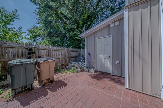 Building Photo - 907 Shelby Dr