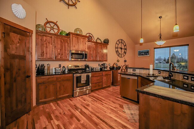 Building Photo - Beautiful home on acreage!