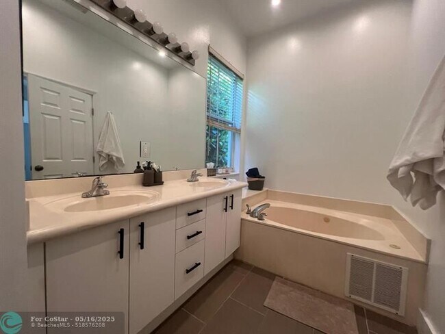 Building Photo - 522 Live Oak Ln