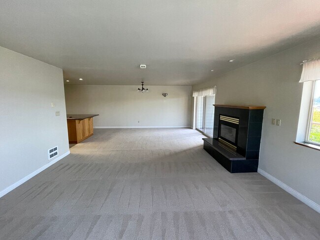 Building Photo - Beautiful Condo with Amazing View of the Harbor! OCCUPANCY LIMIT OF 3 OR LESS
