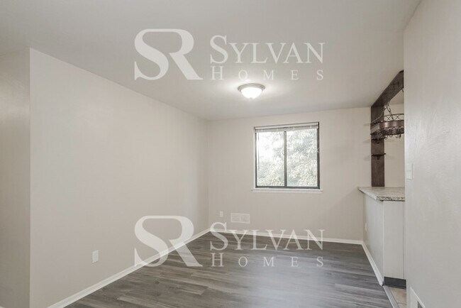 Building Photo - Charming 3BR 2.5BA split foyer home