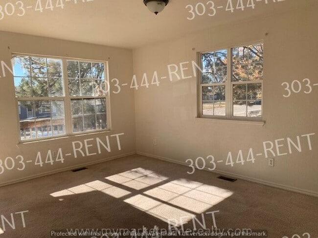 Building Photo - Spacious 3 Bedroom, 2 Bathroom!