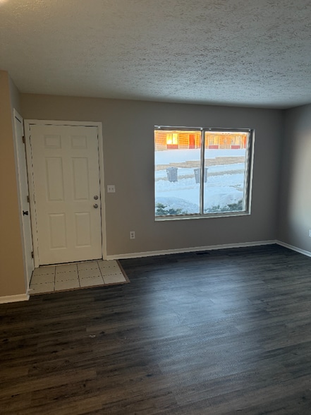 Building Photo - 1131 Redbluff Dr