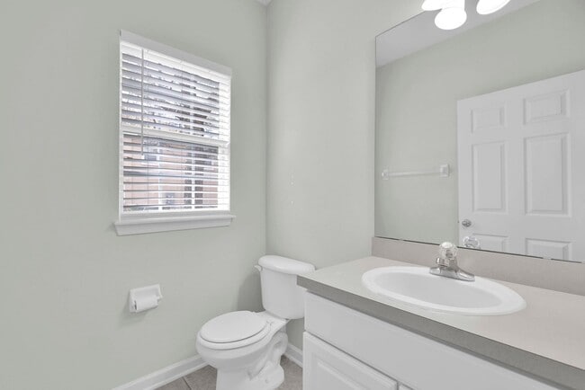 Building Photo - Bright and Spacious Townhome in Gate Community