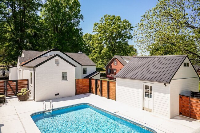 Building Photo - Sheek Updated Home With Pool!