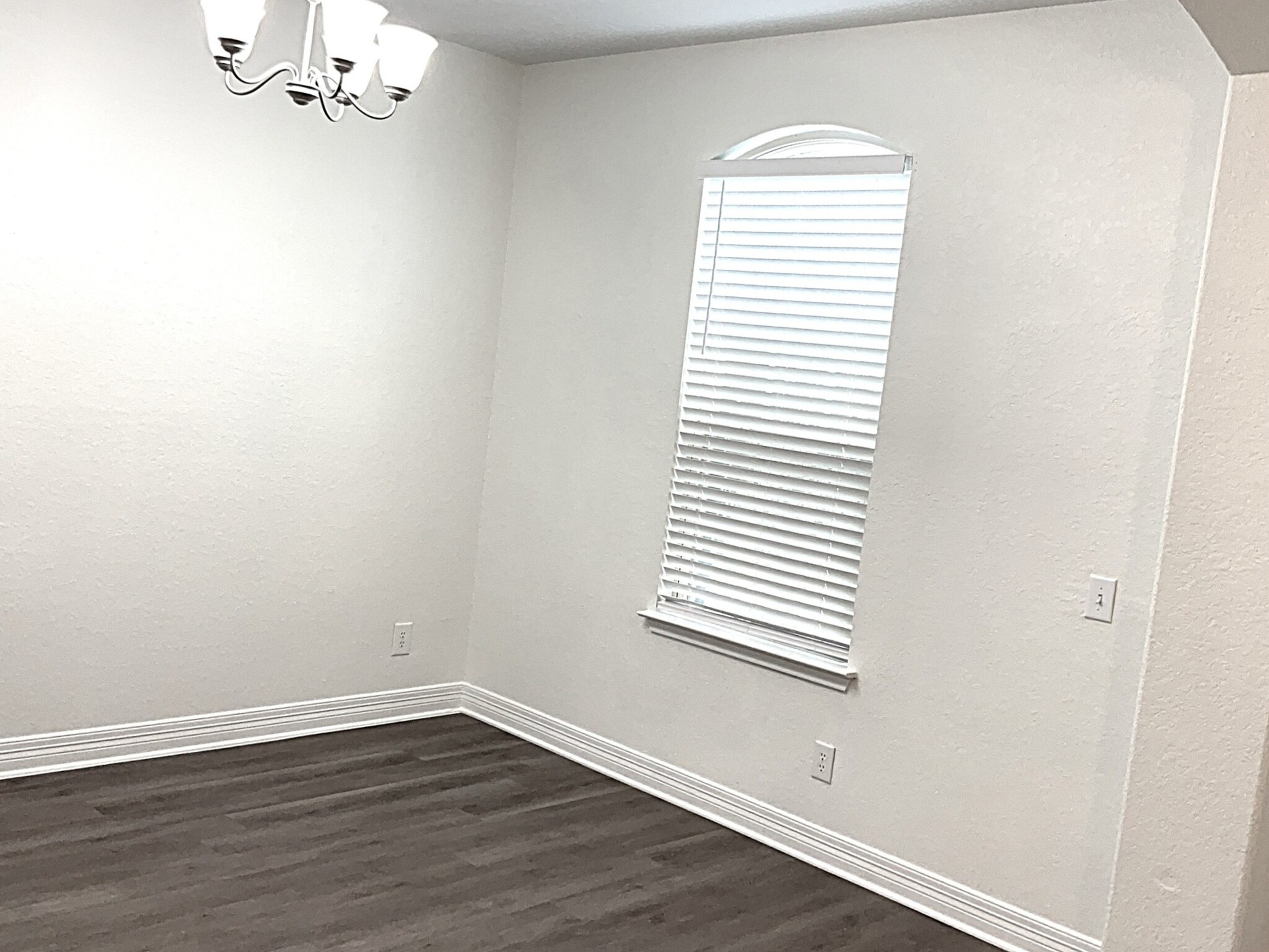 Building Photo - 736 Community Dr