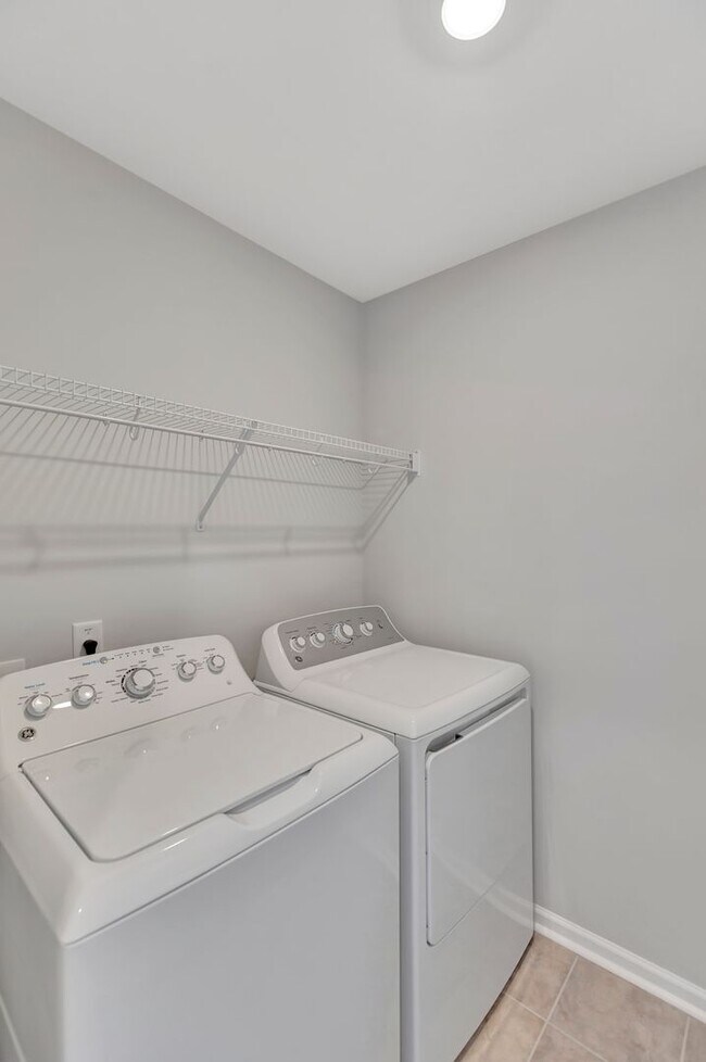 Building Photo - Summers Corner Home