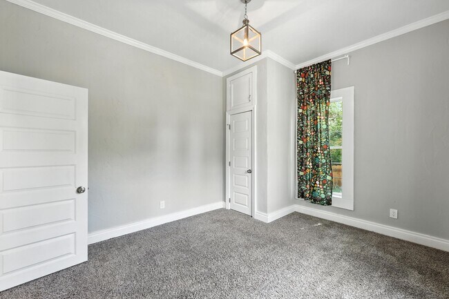 Building Photo - Beautifully Renovated Home with Modern Com...