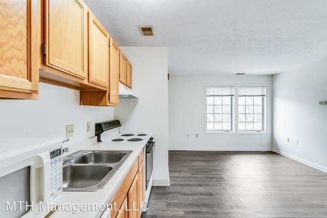 Building Photo - 2 br, 1 bath  - 315 W. Grand River Ave.