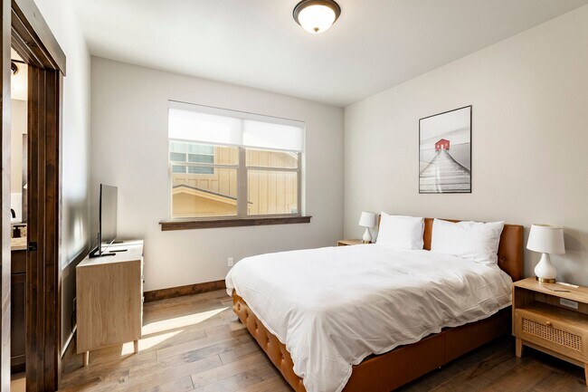 Building Photo - Fully Furnished Luxury Home in Black Rock ...