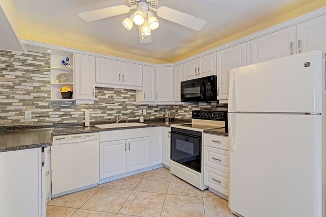Building Photo - CHARMING PELICAN COVE CONDO!
