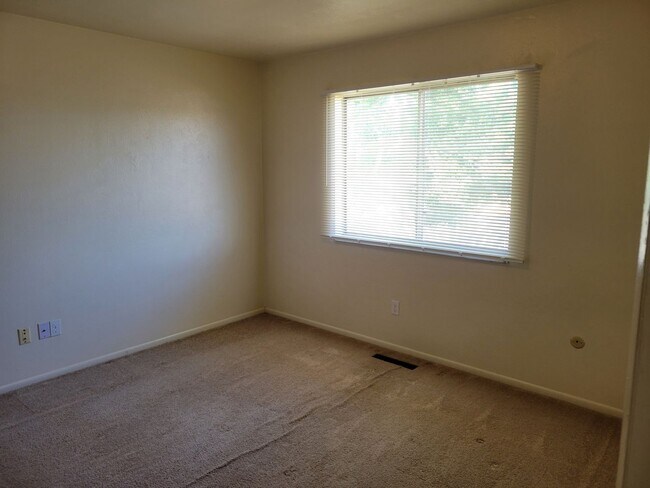 Building Photo - 4 Bed Home Available Now!