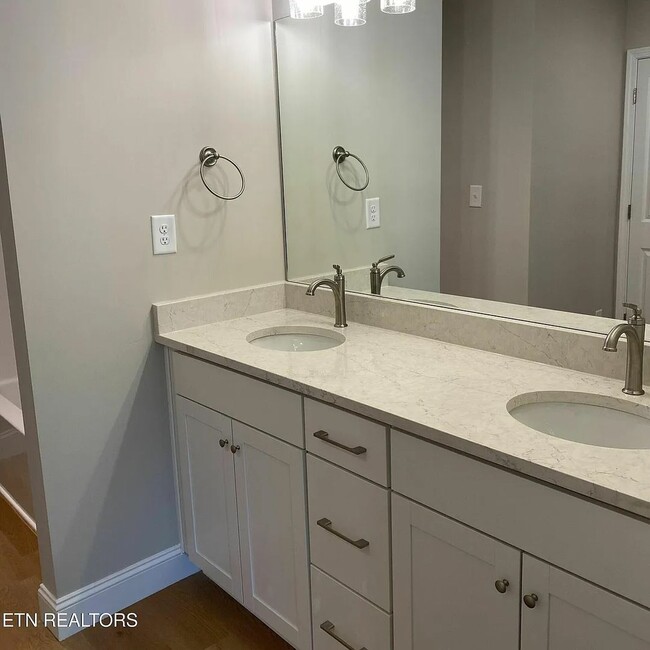 Building Photo - For Rent – Modern 2BR/2.5BA Townhome in Prime Knoxville Location! MOVE IN SPECIAL  $1000 off firs...