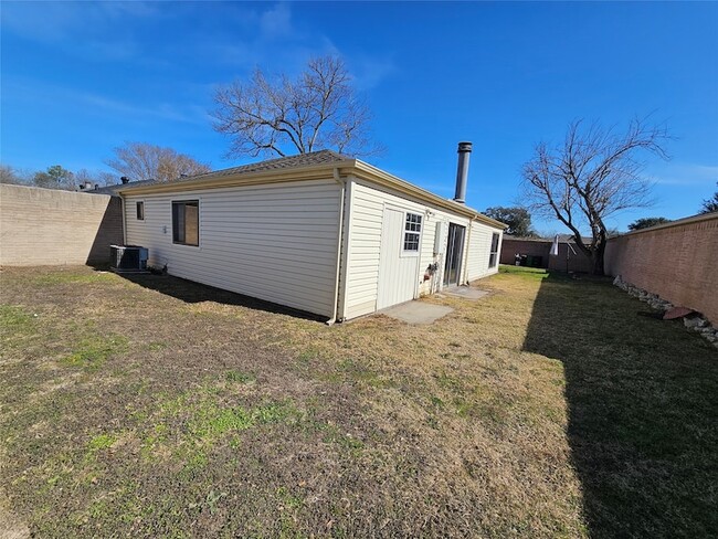 Building Photo - 8319 Wind Veil Dr