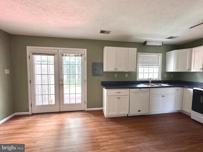 Building Photo - 504 Tudor Dr