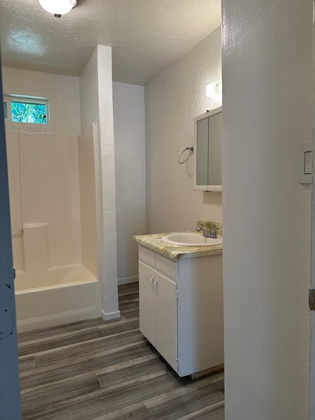 Building Photo - Well maintained home, recent upgrades, cut...