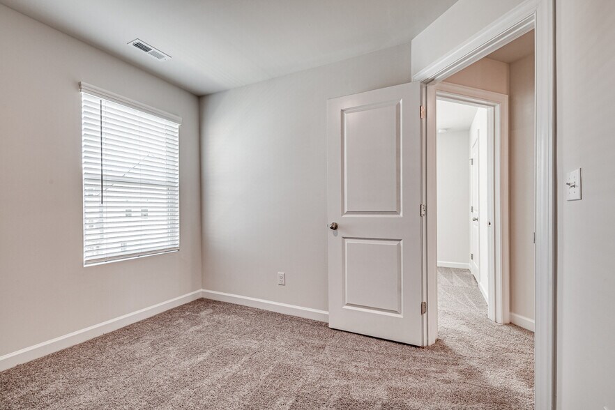 Building Photo - Room in Townhome on Tears Ln