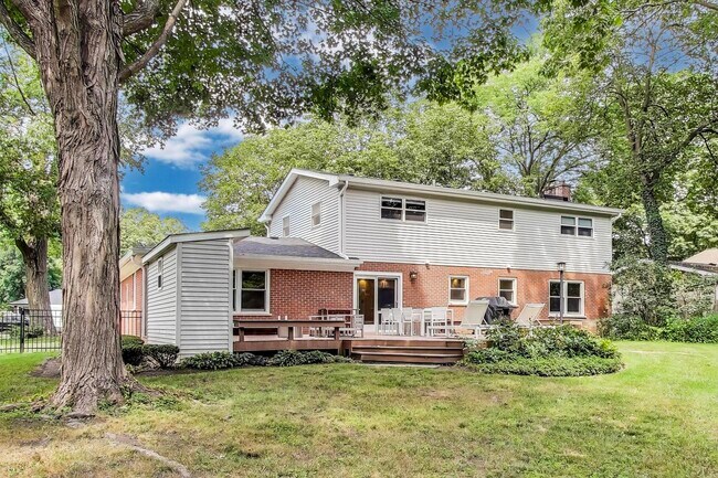Building Photo - 317 E Forest Ln