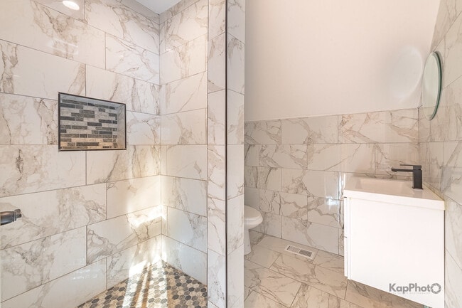 Building Photo - 527 N Ridgeway Ave