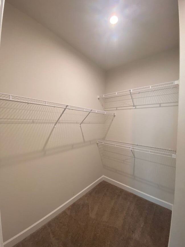 Building Photo - End Unit Townhome in Lebanon / 3 Spacious Bedrooms / Loft Area / 1 Car Garage / Back Patio