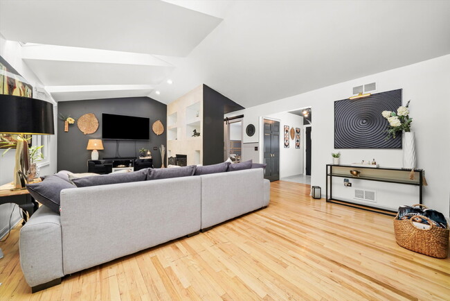 Building Photo - 4-Bed / 2-Bath Nicely Updated Home