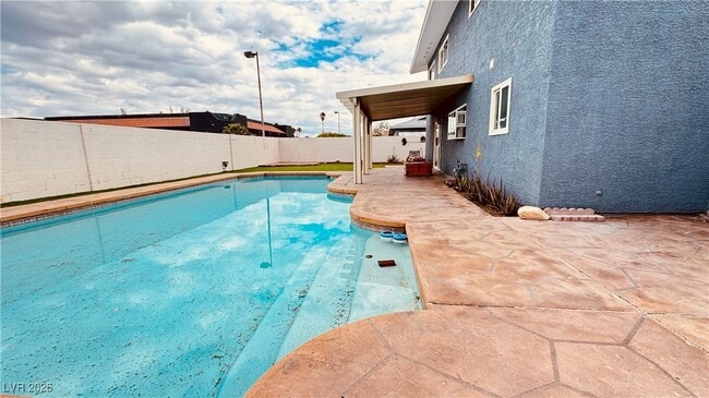 Building Photo - 201 Redstone St