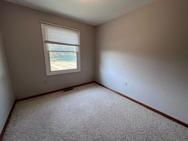 Building Photo - Beautiful 2 Bedroom & 2 Bath Duplex in Shipshewana