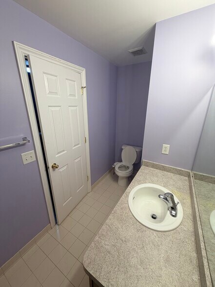 Building Photo - 5647 Hampshire Ln