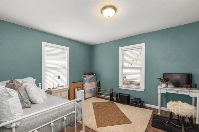 Building Photo - 5808 Community Dr