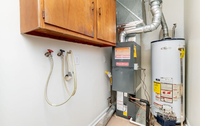 Building Photo - 4BR/2Ba house- Ready for new occupant!