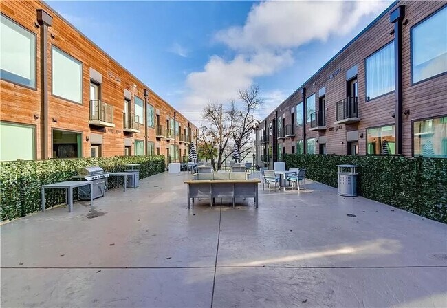 Building Photo - 1800 E 4th St